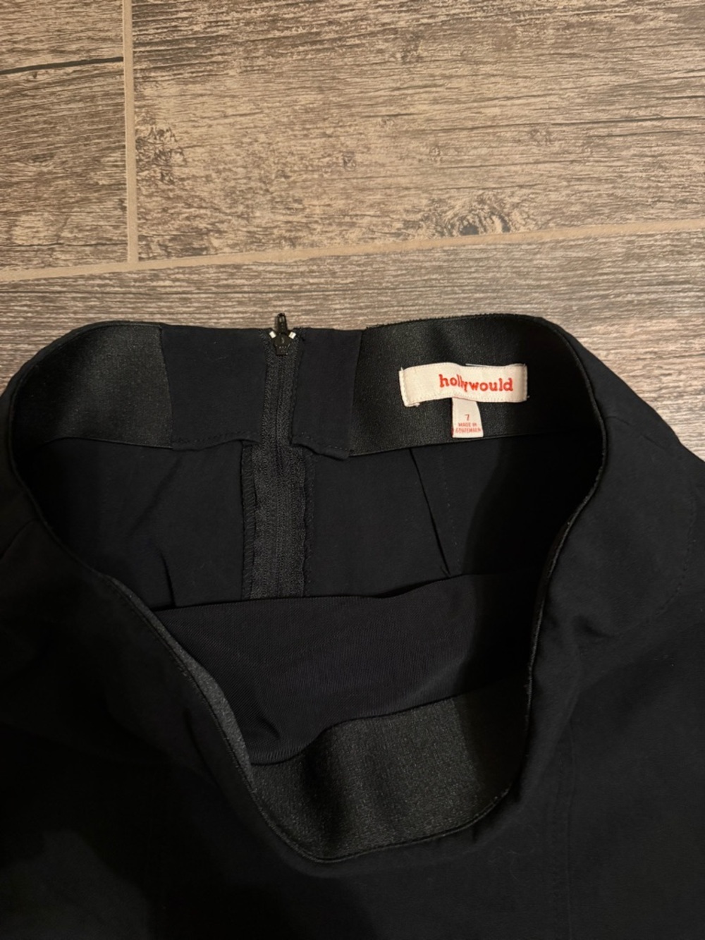 Essential Black Pencil Skirt - Sleek Professional Fit - Picture 2 of 3